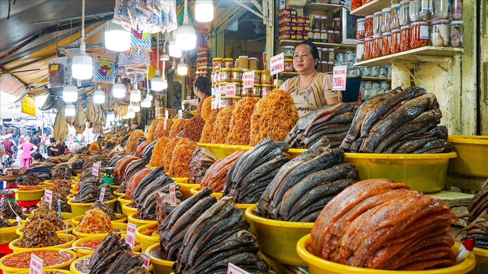 Đa phần người dân An Giang đều nhiệt tình tiếp đón khách du lịch. Tại chợ Châu Đốc, các tiểu thương luôn tươi cười, chào đón và tư vấn nhiệt tình cho du khách.