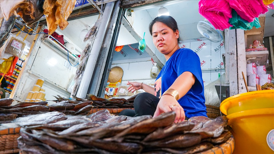 Mỗi quầy trong chợ mắm Châu Đốc – An Giang có bán khoảng 30 loại mắm truyền thống. Mỗi loại có màu sắc và hương vị riêng, như mắm các lóc, cá trèn, cá sặc, cá chốt, cá linh... Đối với người dân miền Tây Nam Bộ, cá nào cũng có thể làm mắm.