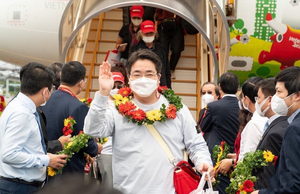 Những du khách Hàn Quốc đầu tiên đã trở lại Việt Nam sau 2 năm vắng bóng do dịch COVID-19.