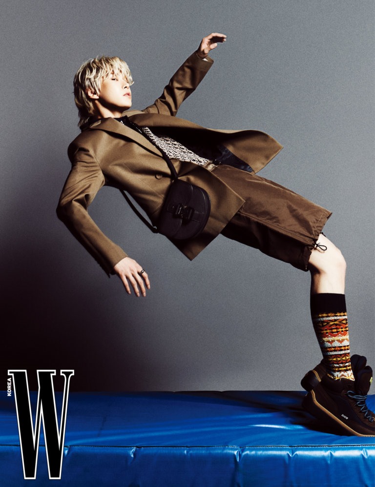 Doyoung (NCT) xuất hiện trên tạp chí W Korea số tháng 5 với trang phục và phụ kiện từ thương hiệu thời trang cao cấp Dior. Ảnh: W Korea