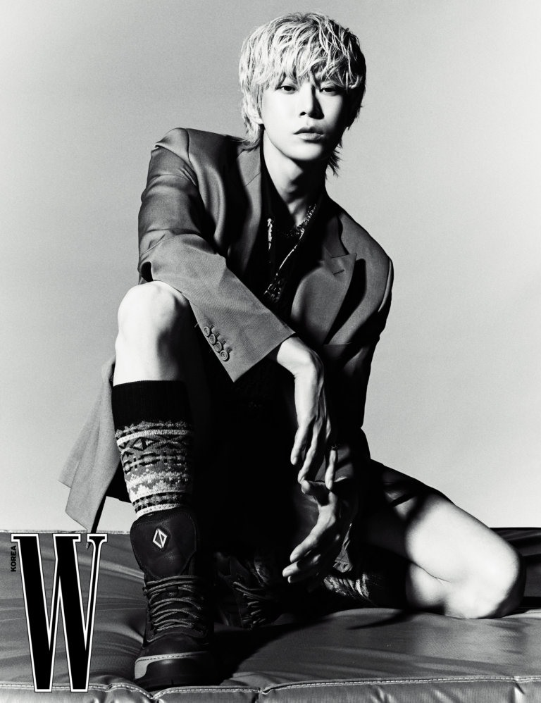 Doyoung (NCT) xuất hiện trên tạp chí W Korea số tháng 5 với trang phục và phụ kiện từ thương hiệu thời trang cao cấp Dior. Ảnh: W Korea