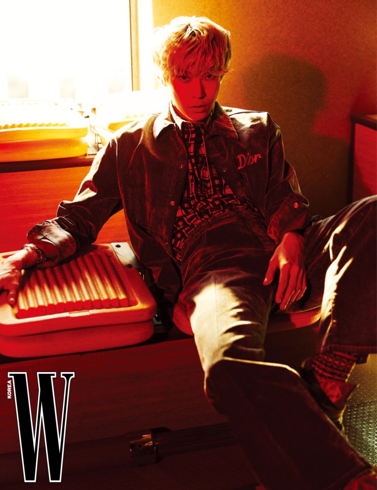 Doyoung đã cho người hâm mộ thấy được vẻ đẹp nam tính, lịch lãm trong bộ ảnh tạp chí lần này. Ảnh: W Korea