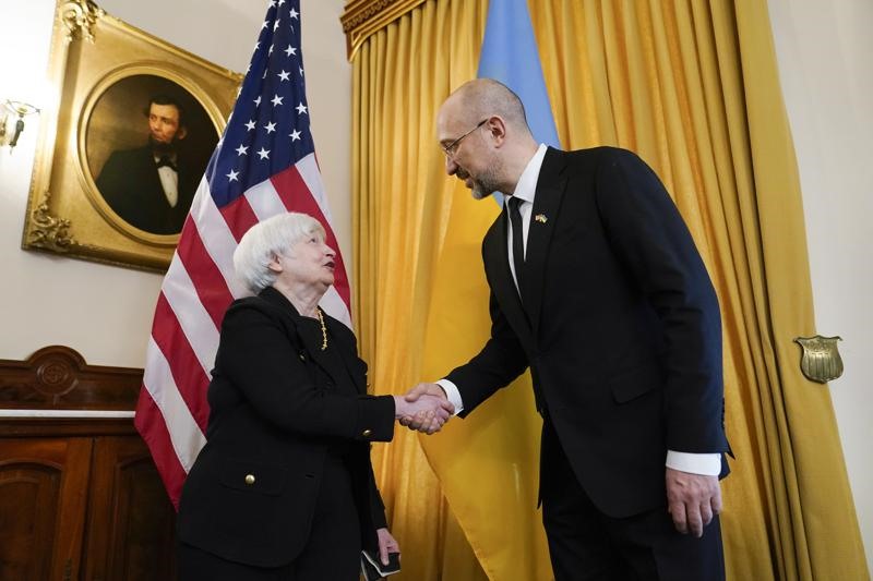 Bộ trưởng Tài chính Mỹ Janet Yellen (trái) bắt tay Thủ tướng Ukraina Denys Shmyhal trước cuộc họp ngày 21.4. Ảnh chụp màn hình