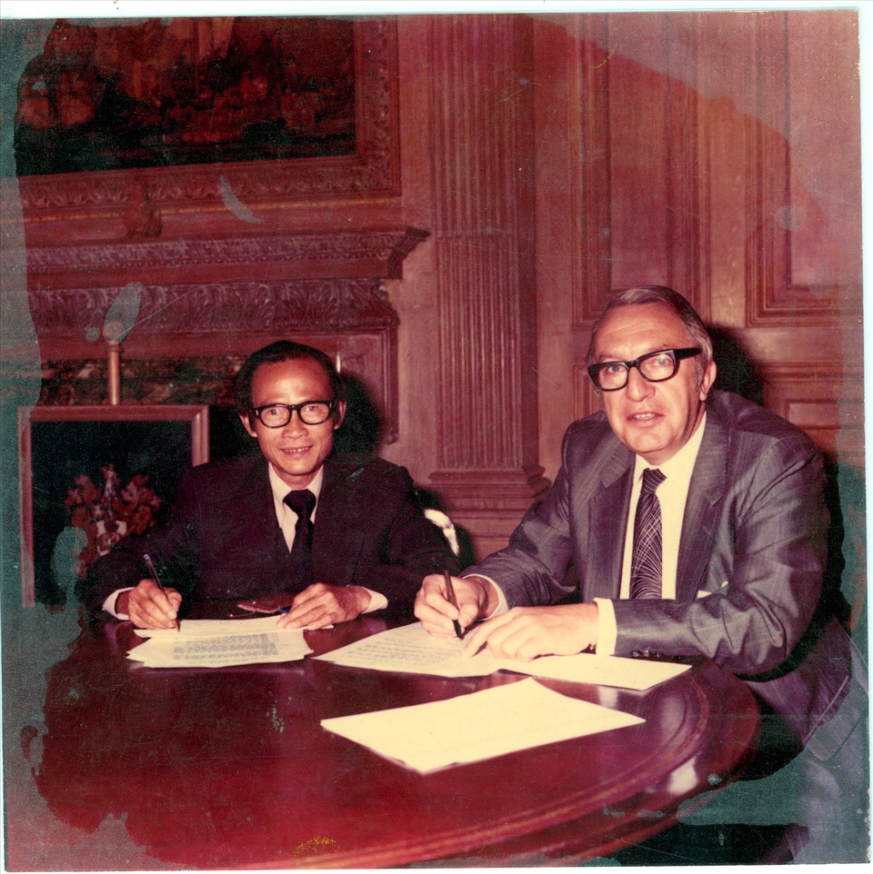 Cố cục trưởng Cục ĐKVN Đinh Văn Khai ký thoả thuận với Đăng kiểm Lloyd năm 1984.