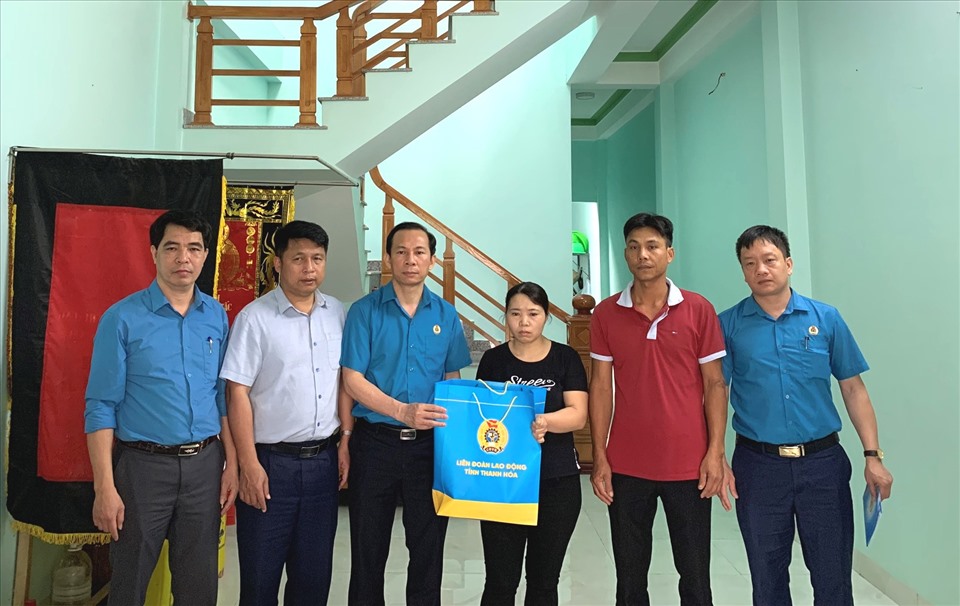 Chủ tịch LĐLĐ tỉnh Thanh Hóa Võ Mạnh Sơn cùng đoàn công tác đến thăm hỏi gia đình có công nhân bị tai nạn lao động tử vong. Ảnh: NT
