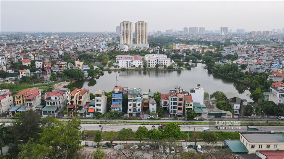 Đây là hồ nước tiếp giáp với đường Nguyễn Khoái.