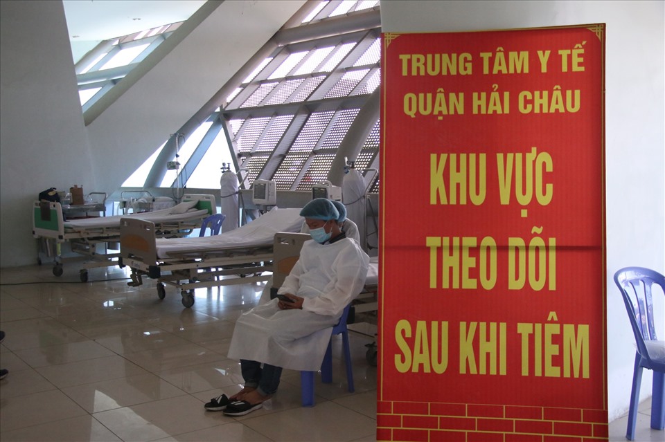 “Việc theo dõi sau tiêm là vấn đề quan trọng trong tiêm chủng nên chúng tôi đã phối hợp với Trung tâm Cấp cứu TP và Bệnh viện Đà Nẵng bố trí 1 xe cấp cứu, đội cấp cứu lưu động. Chúng tôi cũng bố trí 1 phòng sau tiêm bố trí đầy đủ trang thiết bị con người, vật lực để xử lý an toàn sau tiêm“, Bác sĩ Trần Minh Hồi - Trưởng Khoa kiểm soát bệnh tật và HIV/AIDS (Trung tâm Y tế quận Hải Châu) chia sẻ.