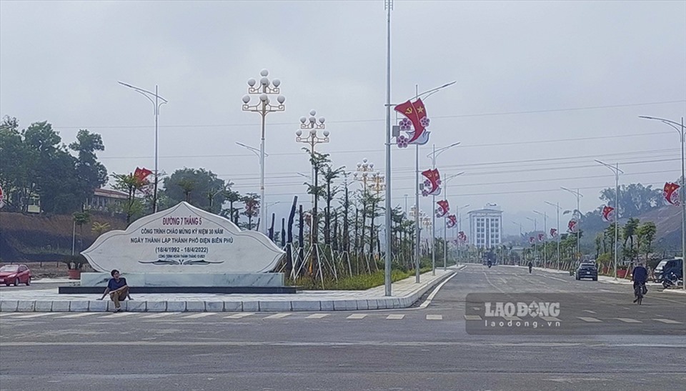Ngày 16.4 vừa qua, UBND TP.Điện Biên Phủ đã tổ chức lễ gắn biển và đặt tên “Đường 7 tháng 5” cho tuyến đường Dự án đường 60m theo Nghị quyết số 90/NQ-HĐND ngày 2.4.2022 của HĐND tỉnh Điện Biên.