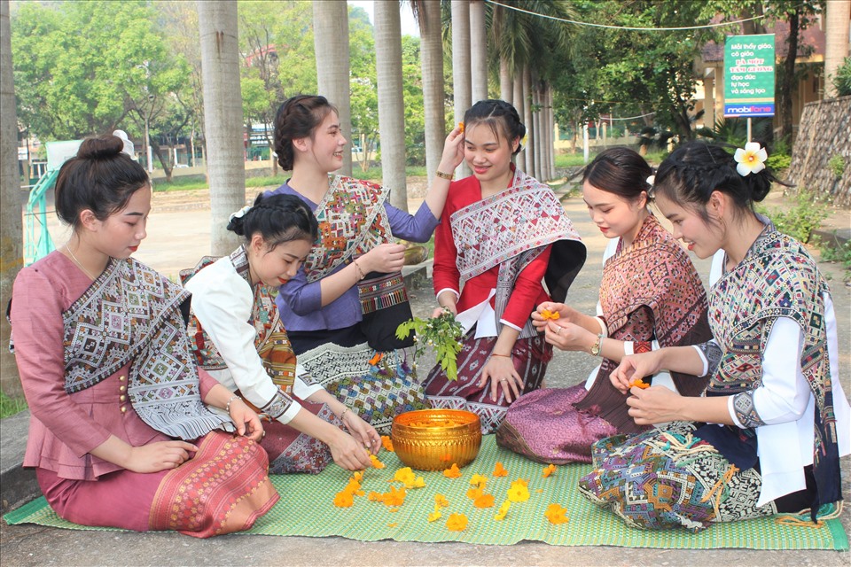 Lưu học sinh Lào tại Trường cao đẳng Sơn La chuẩn bị nước thơm và hoa cho tục lệ té nước ngày Tết cổ truyền Bunpimay.