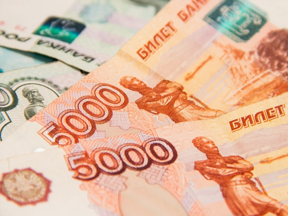 Ngân hàng Trung ương Nga tăng lãi suất, khuyến khích người dân gửi tiết kiệm bằng đồng rúp. Ảnh: Getty