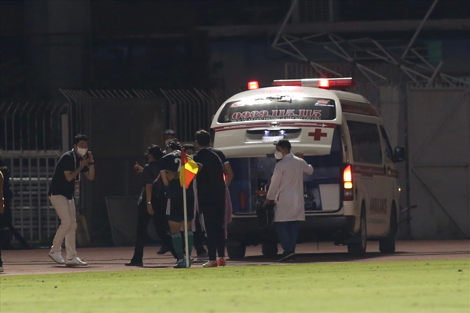 Cầu thủ Jeonbuk lên xe cứu thua khi trận đấu chưa hết hiệp 1. Ảnh: Thanh Vũ