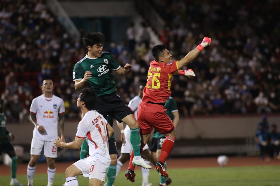 Thủ môn Huỳnh Tuấn Linh của Hoàng Anh Gia Lai vất vả chống đỡ những đợt tấn công của đội bóng Hàn Quốc. Ảnh: Thanh Vũ