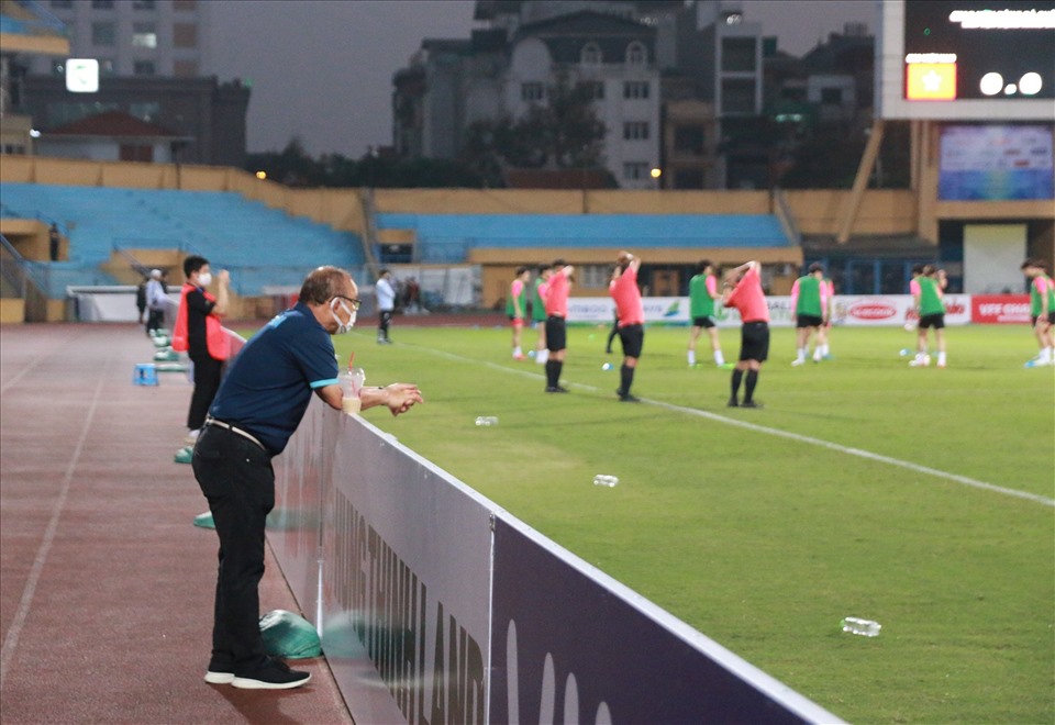 Huấn luyện viên Park Hang-seo đứng ngoài sân quan sát 2 đội khởi động. Ảnh: Hải Nguyễn