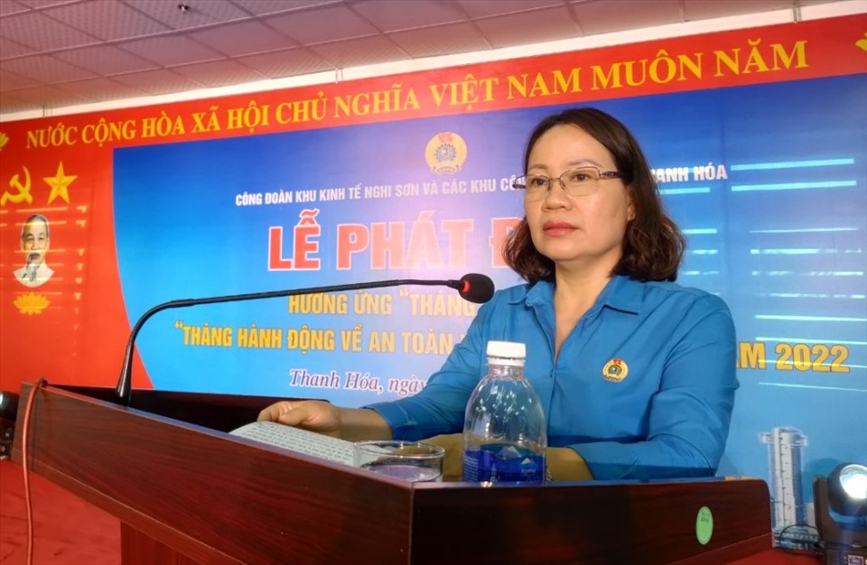 Bà Trịnh Thị Hoa - Phó Chủ tịch LĐLĐ tỉnh Thanh Hóa phát biểu tại Lễ phát động “Tháng công nhân“. Ảnh: Q.D