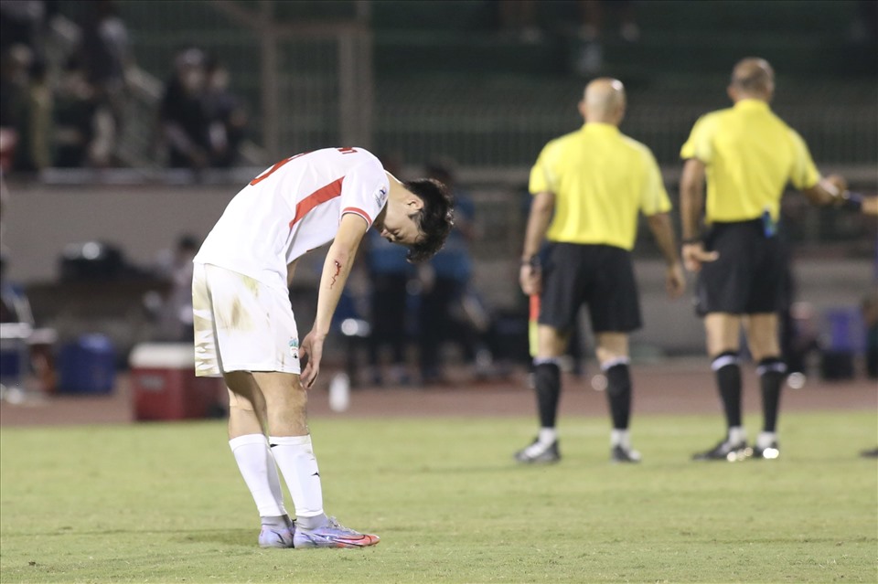 Văn Toàn thất vọng và gục xuống sân khi đội nhà nhận thất bại trong những giây cuối cùng.