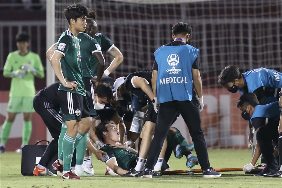 Phút 23 trận đấu với Hoàng Anh Gia Lai, sau một tình huống va chạm, tiền đạo Song Min-kyu của đội khách Jeonbuk Hyundai Motors FC bị chấn thương và cần đến sự chăm sóc của các bác sĩ.