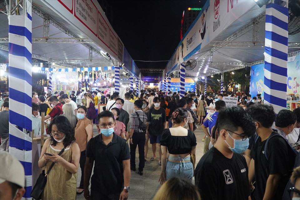 Ghi nhận của Lao Động, tại phố đi bộ Nguyễn Huệ, địa điểm đang tổ chức Ngày sách và văn hóa đọc lần thứ 1 trong đêm 22.4, một lượng lớn người dân đã đến đây để tham quan, vui chơi.