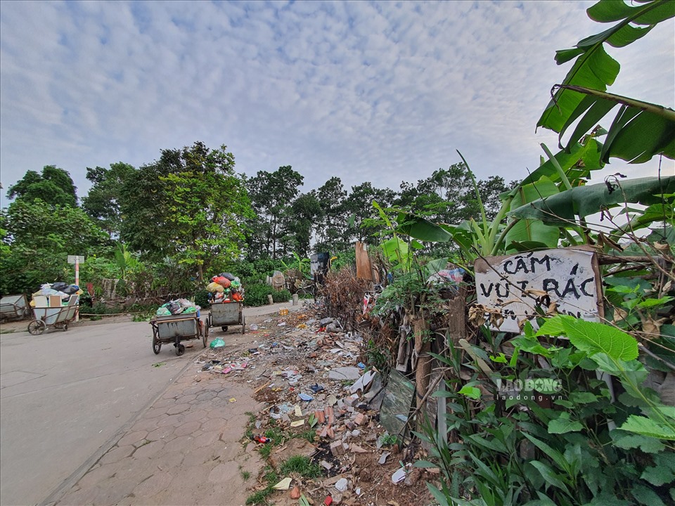 Theo bà Phùng Thu Nhã (phường Vĩnh Hưng, quận Hoàng Mai), người dân liên tục cắm biển “cấm đổ rác” nhưng cứ cắm là bị nhổ ra vứt đi. Tính đến nay đã cắm bao nhiêu biển cũng không đếm xuể.