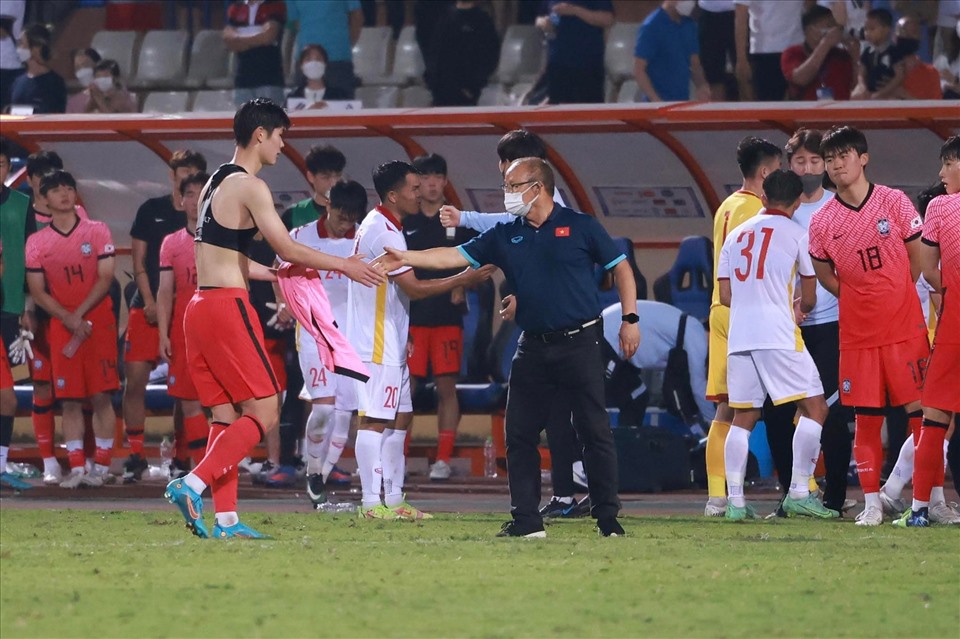 Huấn luyện viên Park Hang-seo định hình bộ khung cho U23 Việt Nam. Ảnh: Hải Nguyễn