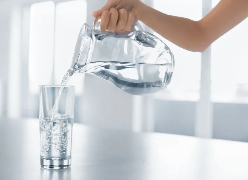 1. Bắt đầu bữa sáng với nước. Có thể bạn đã biết uống một cốc nước vào buổi sáng giúp khởi động quá trình trao đổi chất trong ngày, nhưng đặc biệt hơn uống nước ngay khi ngủ dậy còn có thể giúp bạn đốt cháy chất béo nội tạng.