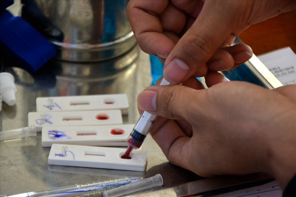Kiểm tra máu trước khi đưa ra quyết định thực hiện hiến máu. Ảnh: LT