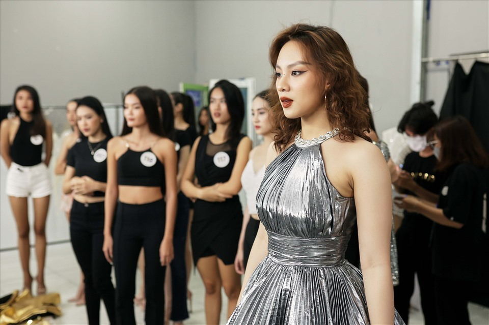 71 thí sinh Hoa hậu Hoàn vũ Việt Nam quy tụ trong đêm diễn “Vinawoman
