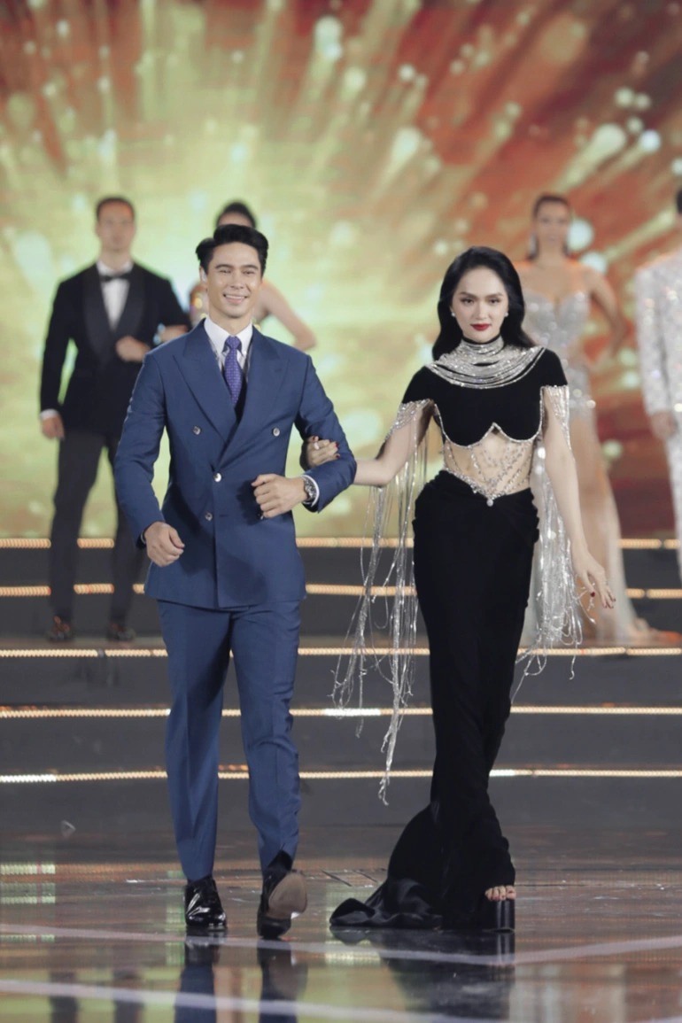 Hương Giang catwalk với Matthew Deane Chanthavanij.