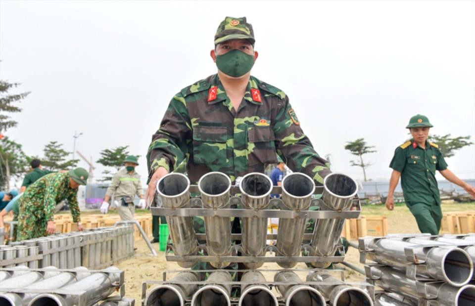 Những dàn ống pháo được lực lượng chức năng dựng lên ngay tại bãi biển Sầm Sơn. Ảnh: V.D
