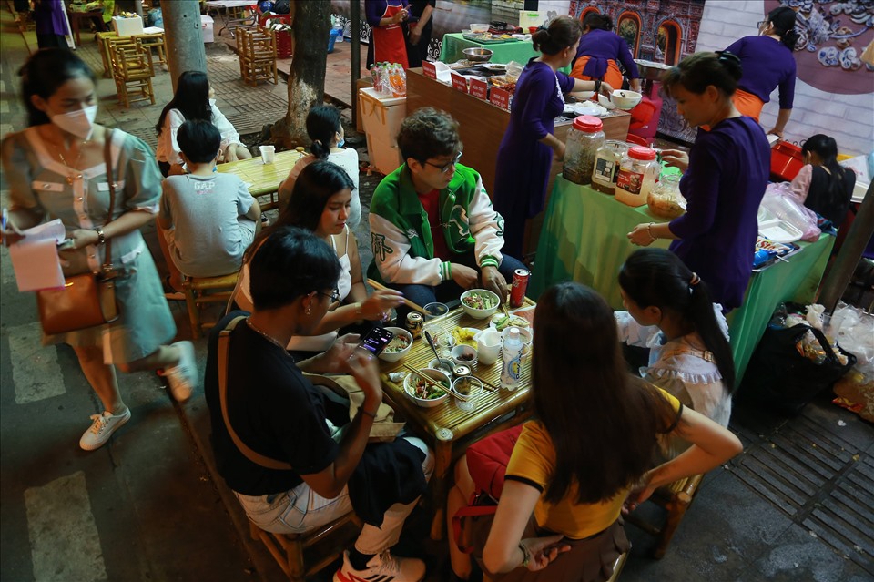 Thực khách thưởng thức ẩm thực tại Phố đêm Hoàng thành Huế.