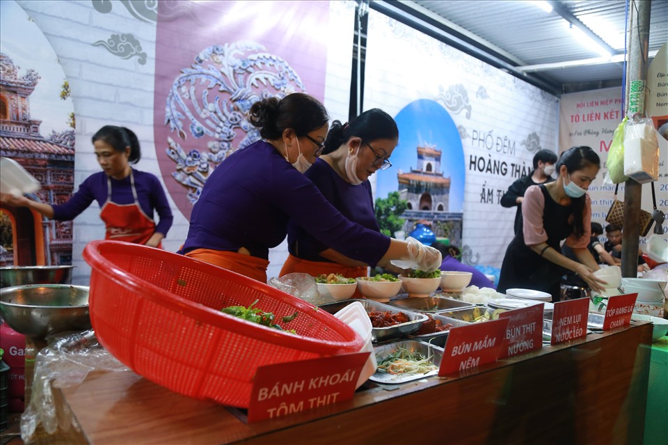 Thực khách thưởng thức ẩm thực tại Phố đêm Hoàng thành Huế.