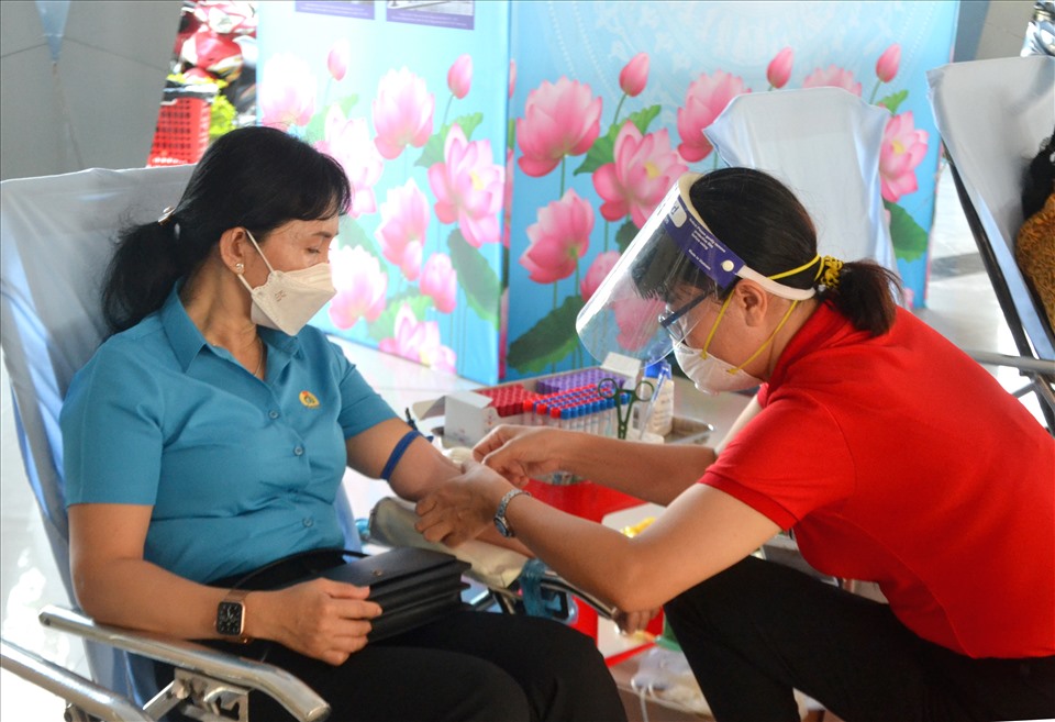 Đoàn viên hưởng ứng hiến máu tình nguyện do LĐLĐ tỉnh An Giang phát động. Ảnh: LT