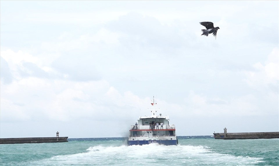 Tàu cao tốc rời cảng Phú Quý vô lại đất liền. Ảnh: DT