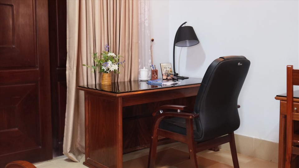 Phòng làm việc của cố thủ tướng Võ Văn Kiệt nhỏ gọn khoảng 30 mét vuông: một chiếc giường, một bàn làm việc và một vài bức ảnh. Ngay chiếc bàn làm việc nơi ông vẫn thường kê tay viết chuyện chính sự, khách tham qua vẫn không khỏi nghẹn ngào khi thấy bức ảnh ông chụp cùng vợ và hai con.