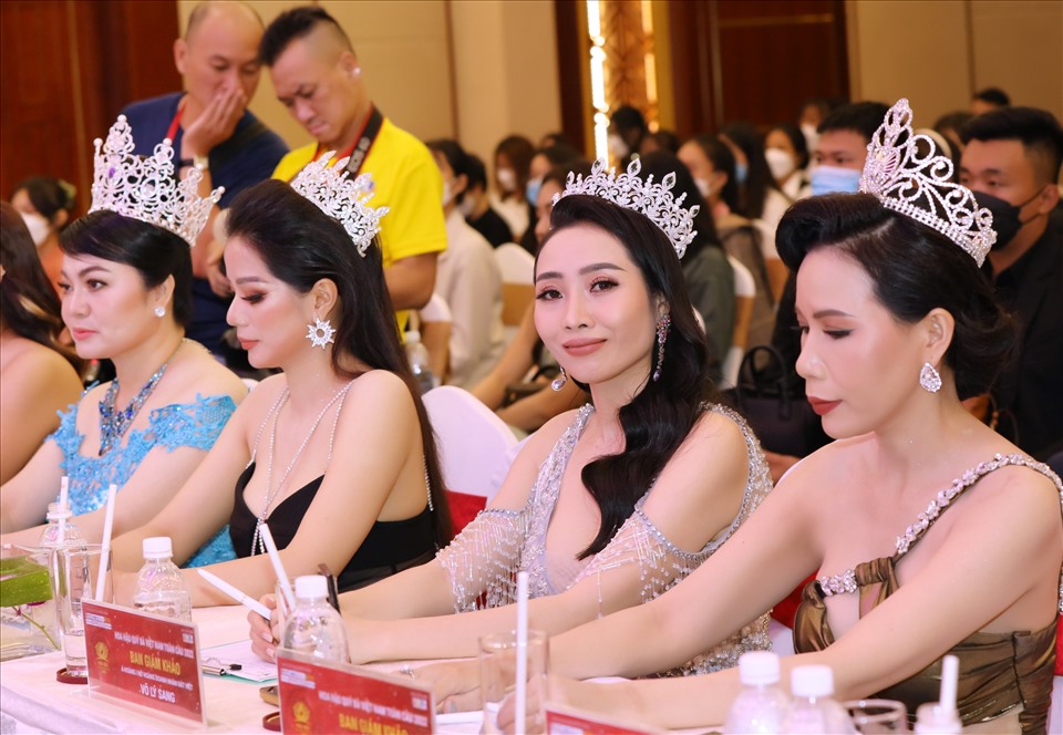 Dàn BGK trong đêm thi bán kết Hoa hậu Quý bà Việt Nam Toàn cầu 2022.