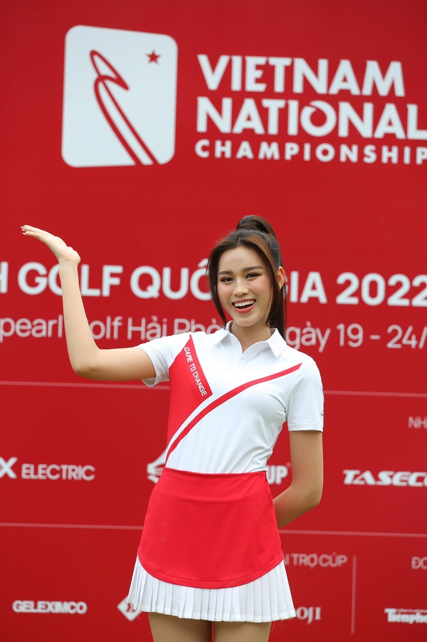 Hoa hậu Đỗ Thị Hà và nhiều người đẹp cũng tới tham gia buổi lễ bế mạc của giải vô địch Golf Quốc gia 2022 – Cúp VinFast.