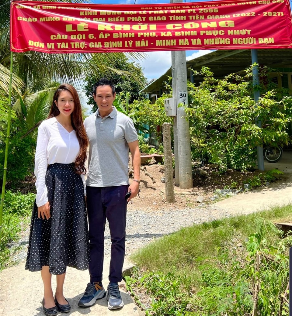 Vợ chồng Lý Hải tham dự lễ khởi công xây cầu cho bà con ở huyện Chợ Gạo, Tiền Giang. Ảnh: NVCC.