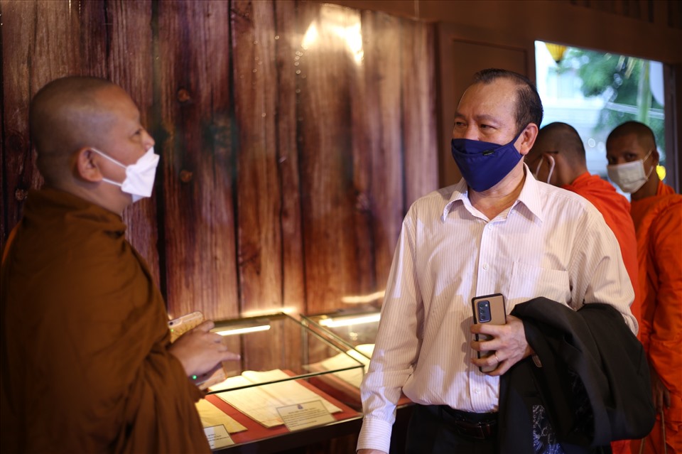 Ông Bùi Xuân Đức - Giám đốc Thư viện Khoa học Tổng hợp TPHCM cùng sư Thiên Giã - nghiên cứu sinh Học viện Phật giáo Việt Nam tại TPHCM khá thích thú với 9 cuốn sách được viết trên lá buông của người Khmer.