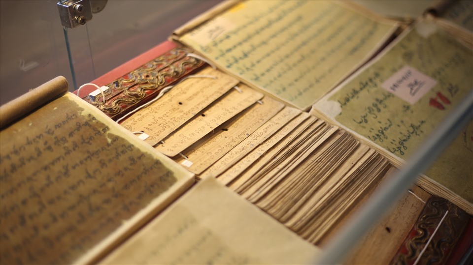 Chiêm ngưỡng bộ sách quý bản độc nhất triều nhà Nguyễn