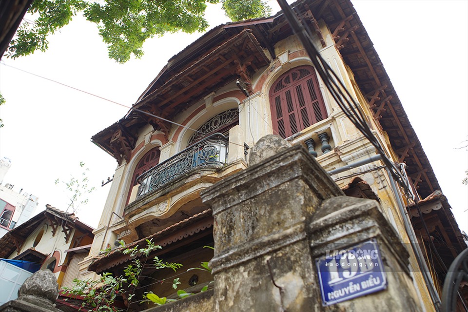 Trên đường Nguyễn Biểu (quận Ba Đình) cũng là nơi có nhiều căn biệt thự cũ từ thời Pháp. Nhiều hộ gia đình đã mua các căn hộ tại đây khi Nhà nước có chủ trương chuyển quyền sở hữu.