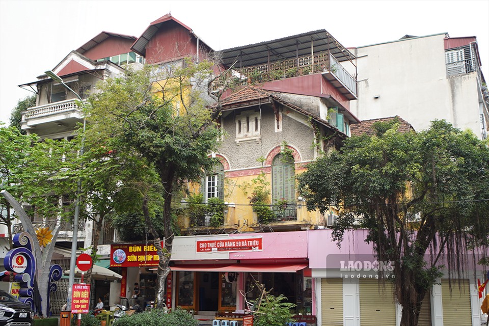 Theo Công ty TNHH Một thành viên Quản lý và Phát triển nhà Hà Nội, mức giá trong việc bán các căn biệt thự được thực hiện theo các quy định của Nhà nước, bao gồm tiền nhà và tiền sử dụng đất. Một căn biệt thự trên phố Bà Triệu.