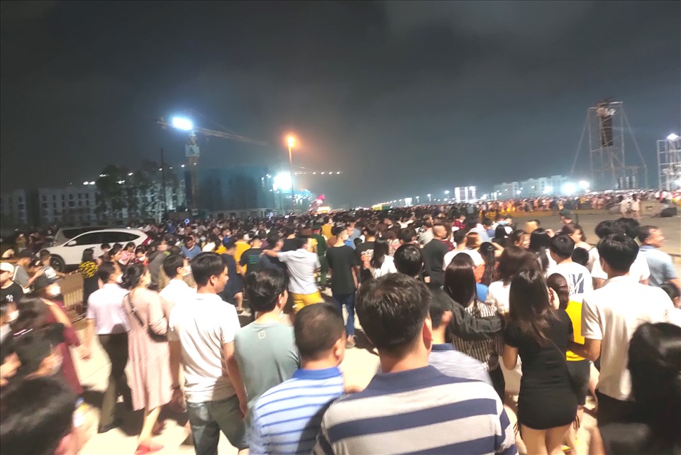 Lượng người đổ về khu sân khấu quảng trường TP.Sầm Sơn chật kín.