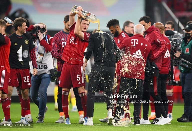 Các cầu thủ Bayern Munich hạnh phúc với lần thứ 10 liên tiếp vô địch Bundesliga. Ảnh: AFP