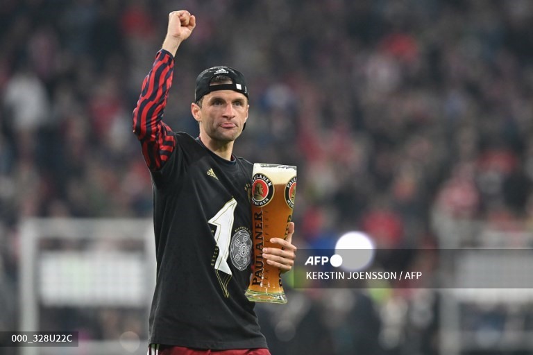 Các cầu thủ Bayern Munich hạnh phúc với lần thứ 10 liên tiếp vô địch Bundesliga. Ảnh: AFP