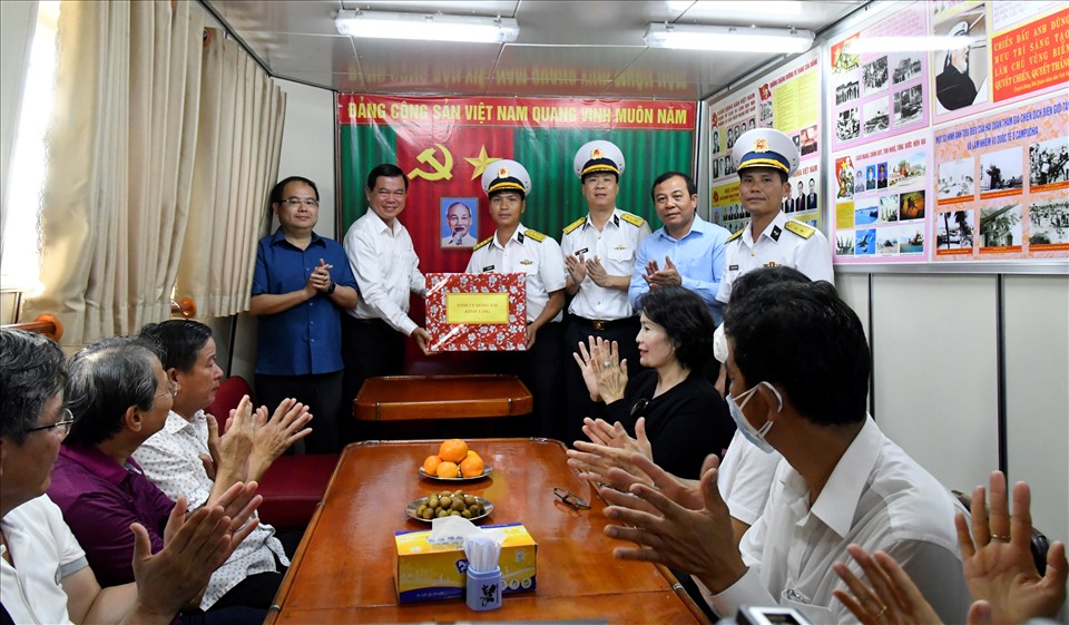Đoàn công tác tỉnh Đồng Nai tặng quà cán bộ, chiến sĩ Tàu 263. Ảnh: V5HQ