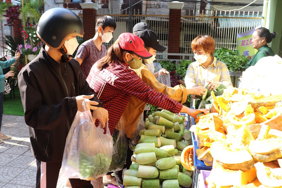 Mỗi suất thực phẩm tại “Phiên chợ 0 đồng” trị giá 70.000 đồng bao gồm rau, củ, thịt và trứng. Ảnh: Nguyễn Linh.