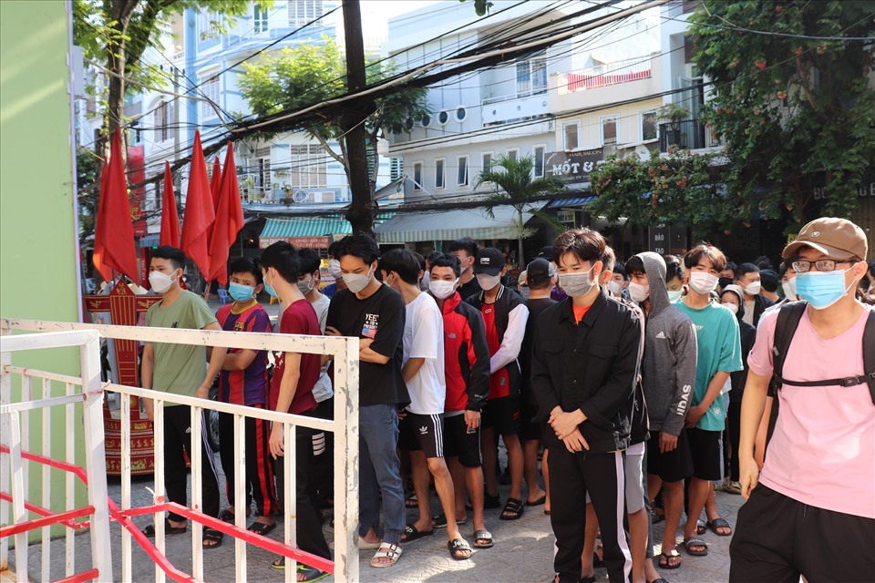 Rất đông các bạn sinh viên từ các trường đại học trên địa bàn TP xếp hàng từ sớm tại “Phiên chợ 0 đồng“. Ảnh: Nguyễn Linh
