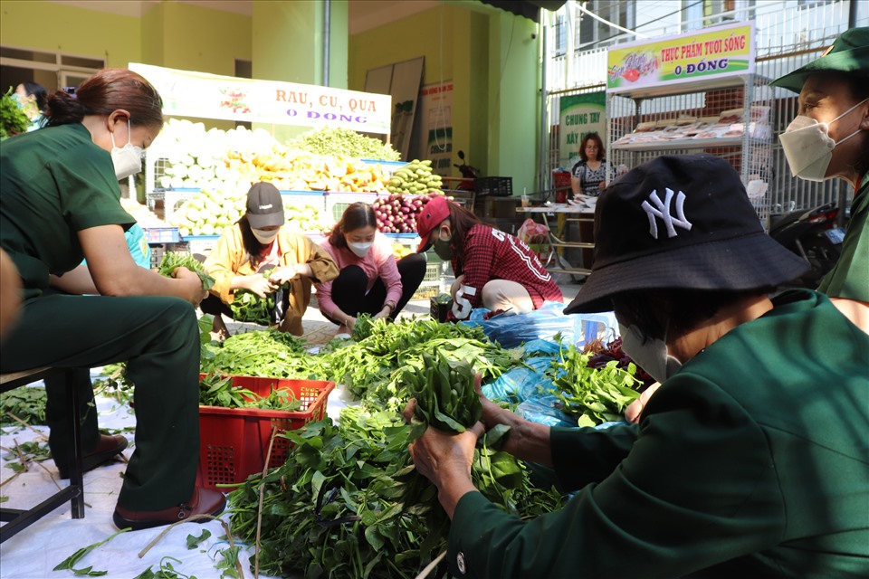 Ngoài những giá trị vật chất, hội Cựu chiến binh phường Thanh Bình cũng sẵn sàng tham gia hỗ trợ, phân chia thực phẩm tại “Phiên chợ 0 đồng“. Ảnh: Nguyễn Linh