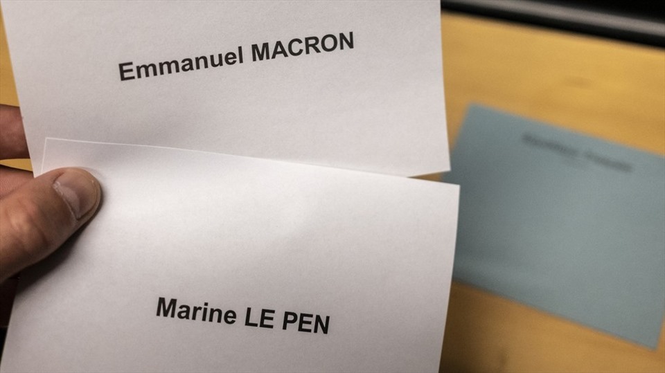 Cử tri Pháp đối mặt lựa chọn khó khăn giữa ông Emmanuel Macron và bà Marine Le Pen. Ảnh: AFP