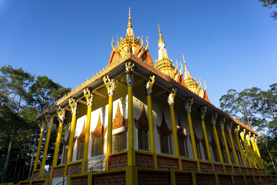 Prasat Kong được xem là một trong những ngôi chùa Khmer cổ ở Sóc Trăng và  khu vực Đồng bằng Sông Cửu Long. Chùa Prasat Kong được xây dựng hoàn tất vào năm 1224 ở cuối gioi đất đâm thẳng ra đoạn thẳng nhất và rộng nhất của sông Dù Tho. Nay thuộc xã Tham Đôn, huyện Mỹ Xuyên (Sóc Trăng).