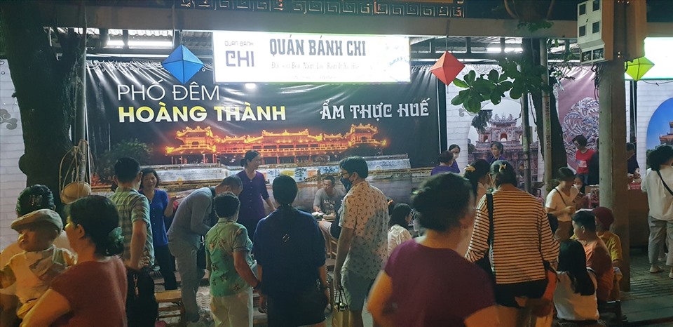 Phố đêm có ba sân khấu chính, bốn điểm biểu diễn cộng đồng và 27 gian hàng mua bán, trưng bày sản phẩm thủ công truyền thống cùng với sự tham gia của cộng đồng dân cư